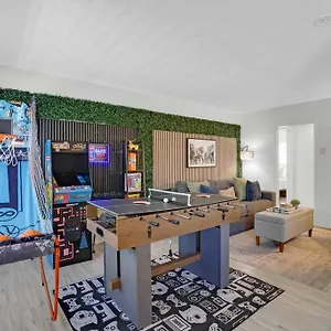 6th Haven, Arcade, King Bed, Games, 1 Mile To Beaches Apartment